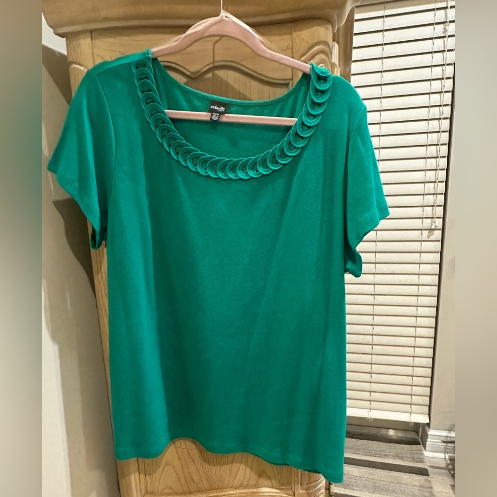 Green tshirt with fun neck detail!! NWOT